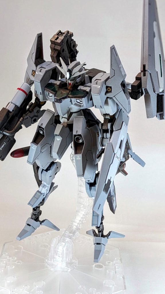 一番のこだわり部分は、やはり足でしょうか。如何にしてデフォルトの『ルブリスソーン』の独特な膝パーツと足首パーツを使用し、かつ、更にインパクトが強い物がないかと思った時にたどり着いたのがこの『30mm アルト(空中戦仕様)』の物でした。足首ジョイントはやはり初めてなことでしたので若干苦戦はしましたが、無事に形にすることが出来、インパクトのある鳥の様な『逆関節風』に出来たのではないかと自負しております。