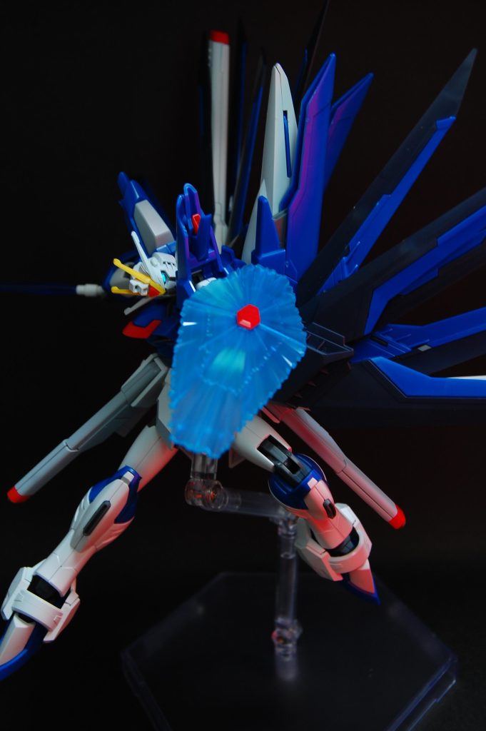 　こんな角度で首曲がるの初めて見た。いわゆる股間ガン見立ちポーズみたいに、かっこいいとされる向き方を過剰にやった結果、人によっては違和感を覚える見た目になるやつですね。ポージング自体は鉄板のもので、構図は対角線のラインを意識しつつど真ん中に目立つ色味のシールドを添えていい感じ、のはずがただ一点おかしな要素が潜り込むことで不気味の谷に入ってしまった感じです。でもなんか一周回って好きな写真かも。