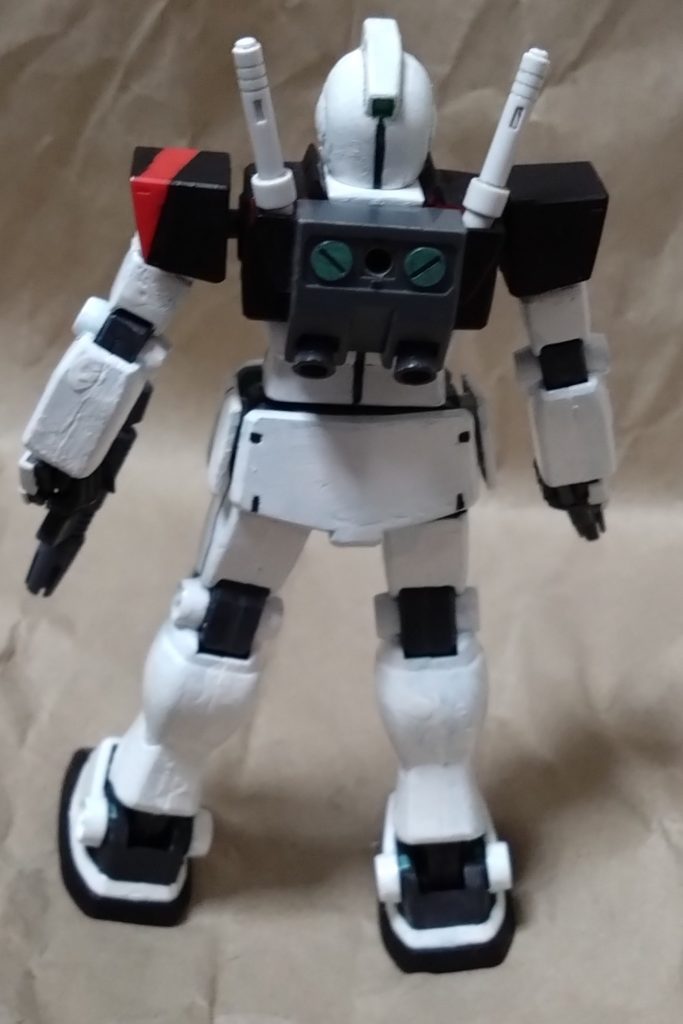 ジム(ギャザーロード隊仕様)型式番号:RGM-79GR地球連邦軍独立混成機械化技術支援小隊、通称『ギャザーロード隊』で運用する戦闘データ、稼働データの収集を主目的としたジム。通常のジムの赤色部分を黒にカラーリングしている。こちらは小隊長が乗る指揮官機で、一般機との違いはビームサーベルの数とのこと。一般は一本に対し、指揮官機は2本となっております。ゲームの終盤、ラスボスとの戦いの中でジムに『ガンダム・ラトレイア』が憑依したことで２丁ビーム・スプレーガンで『ラトレイア』と似た戦い方ができるようになった。手に入れて以来、自分はほぼこの機体で戦っています。 使用したガンプラはHGジム、バックパックはHGガンダム、両手のハンドパーツはRGガンダムのモノを使いました。デカールもギャザーロードの『GR』を貼りましたが、部隊のエンブレムが無かった為スルーしました。気にせず、ゆっくり見て頂くとありがたいです。