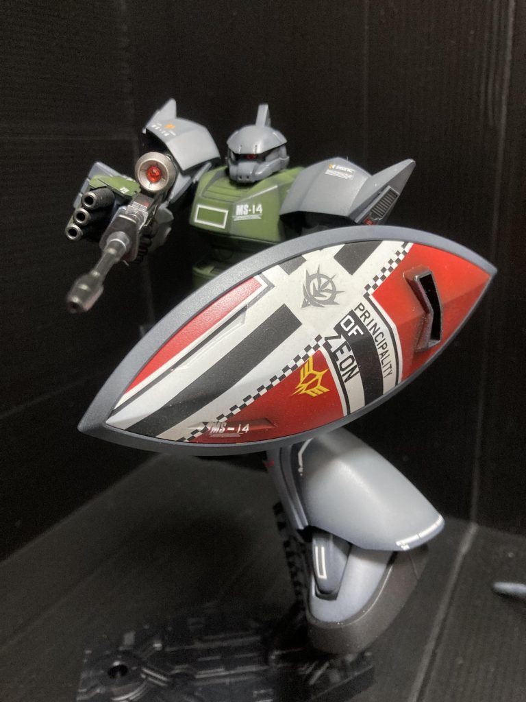 マスキング塗装とデカールでシールドを派手に✨