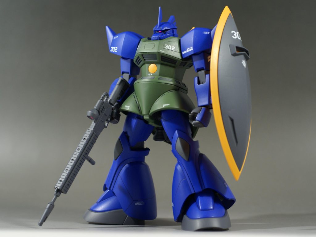 改修内容は以下の通りです。【改修内容】・頭部形状変更。・胴体2㎜延長。・襟の位置を下になるように調整。・腰1㎜延長。・股関節を1㎜下に。・足のフレアを3㎜カット・カラーリングの変更。・カラーリングはアナベルガトー専用に。・ライフルを専用の物に。・モールドの掘り直し。・スジボリ。・面出し