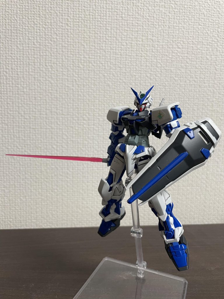 ブルーフレームで無駄に頑張ったシールド塗装、マスキングしながら全部塗り分けをしました。