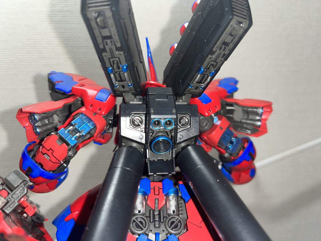 せっかくのRGなのでシリンダーっぽいところ等もメッキシルバー、メタブルーを使ってみました。