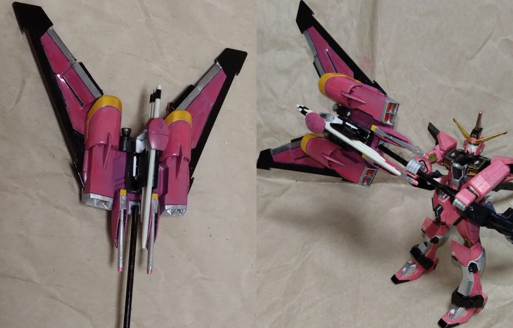 まず、持つ部分を装着。ウイングは好きな角度に調整。そして完成。超大型アックス-ラブリュススペランツァジャスティス、最大の特徴がこのギミックです。そう、このリフターそのモノが武器として使えることにあります。ウイング部分がカッターとなっている為、そのまま物理・ビームで敵を斬り裂く。この武器を扱うMSはザフトに存在しておらず、開発するにしてもデータ不足もあって開発を断念されたが、腕のフレームについては大型剣を扱う『デスティニー』開発に大きな影響を与えた……という設定。また武器についても、あまりの大型武装の為、大型アックスもサイズを小さくして数年後に開発した『スラッシュザクファントム』の武器として誕生した……という説も。これらは自分が勝手に考えた設定になります。 そんな大型武器ですが、腕の内側のフレームはデスティニーのフレームを改良したモノを使用……ということになってます。その為、ラブリュスを軽々と扱うことができます。