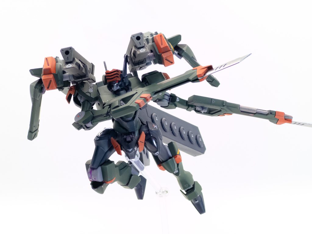 実体剣を展開することで即座に近接戦闘に移行できる。