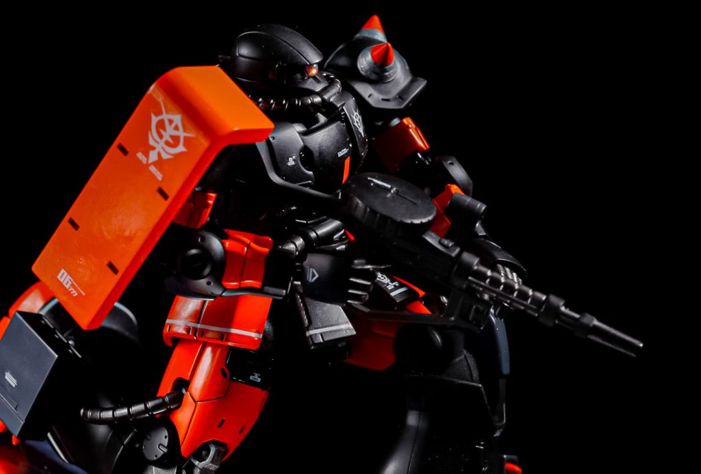 カラーリングもさることながら参考にしたのは「デカールも手を抜かずにちゃんと貼ること」でした。黒が主体のキットにはデカールが映えますね！