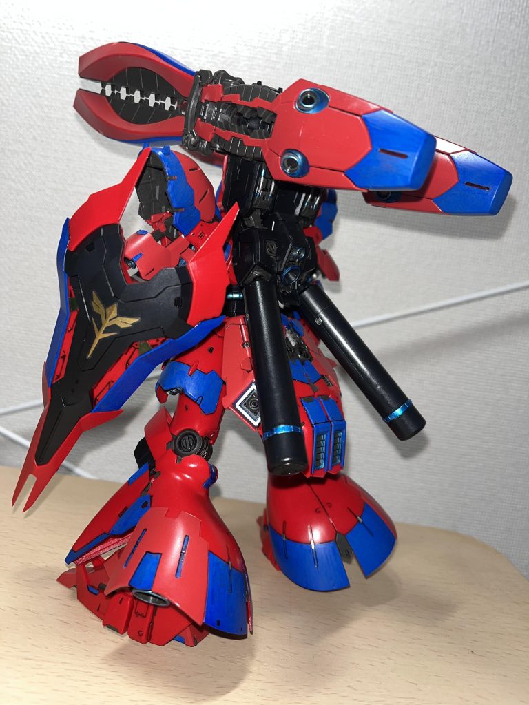 サザビーは好きですけど、シャアの最終搭乗機としてはどうなんだろうってずっと思ってましてwなので、脳内設定としてはネオ・ジオンの技術者(美少女)の中に「大佐にこんな機体は相応しくないの!」みたいな人がいて、データ上で赤いカラーを汚してみたのがこの機体です。