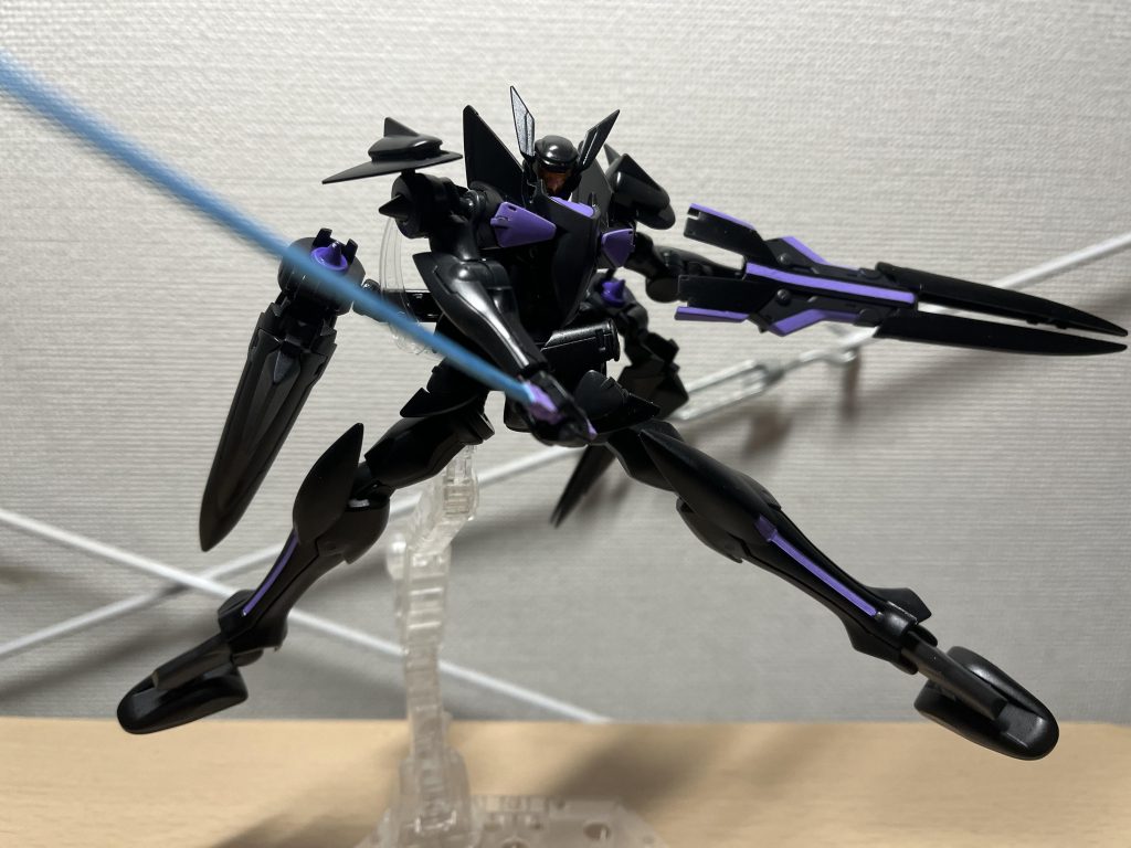 サーベルは昔ながらの白一色1パーツ形成だったんですが、最初から反ってるのはなんとかなりませんかね、、まっすぐに戻したつもりでもいつの間にかまた反ってる、、