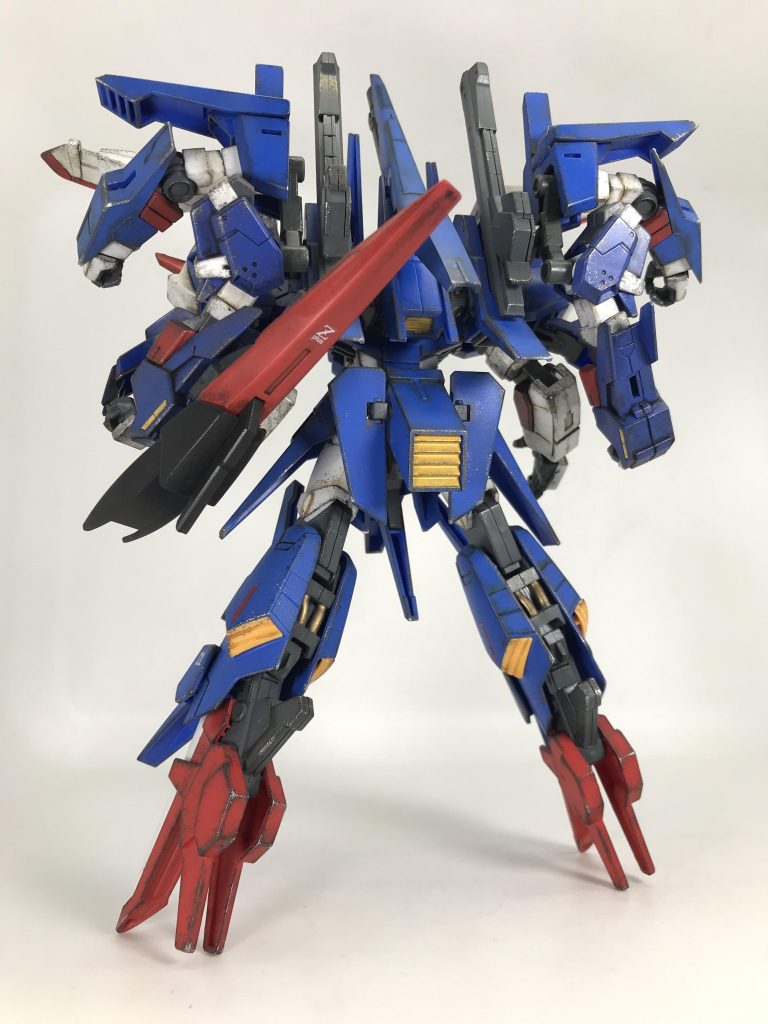 なんか後ろ姿がカッコ良さげ…スーパーロボット大戦の主人公機体で登場しそうな感じがします