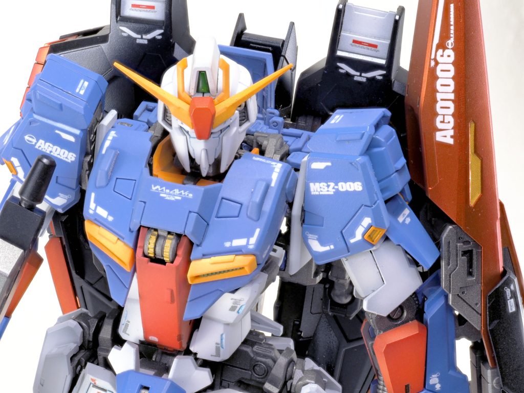 本体の赤は発色をよくしたく下地黄色で塗装。また胸や足のスラスターはチタン焼けっぽくクリアを塗り重ねました。