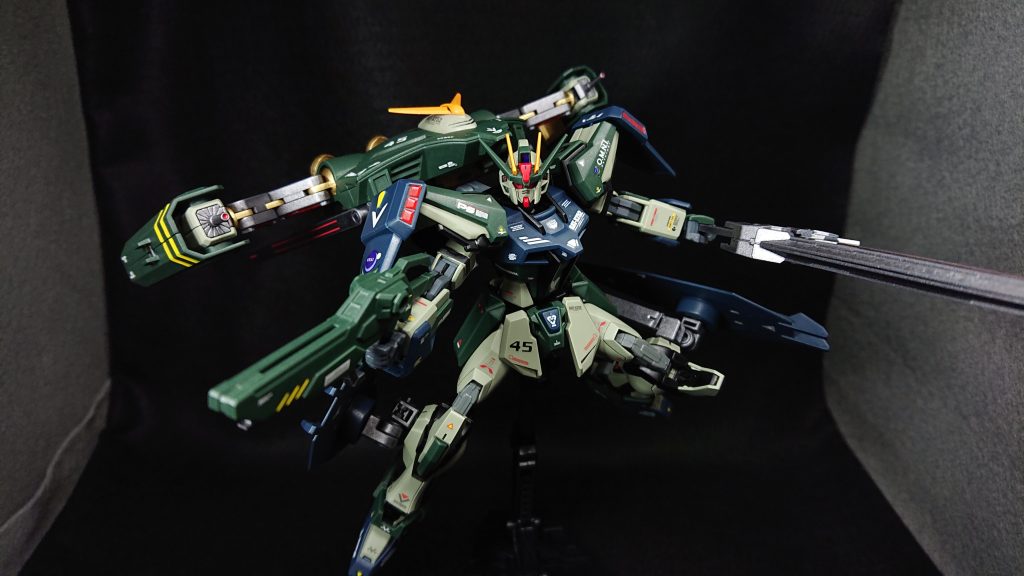 部分塗装にタミヤのエナメル塗料・フラットブラック・フラットイエロー・フラットレッド・ダークグレイセンサー部分にはMr.メタリックカラーGX・メタルブルー