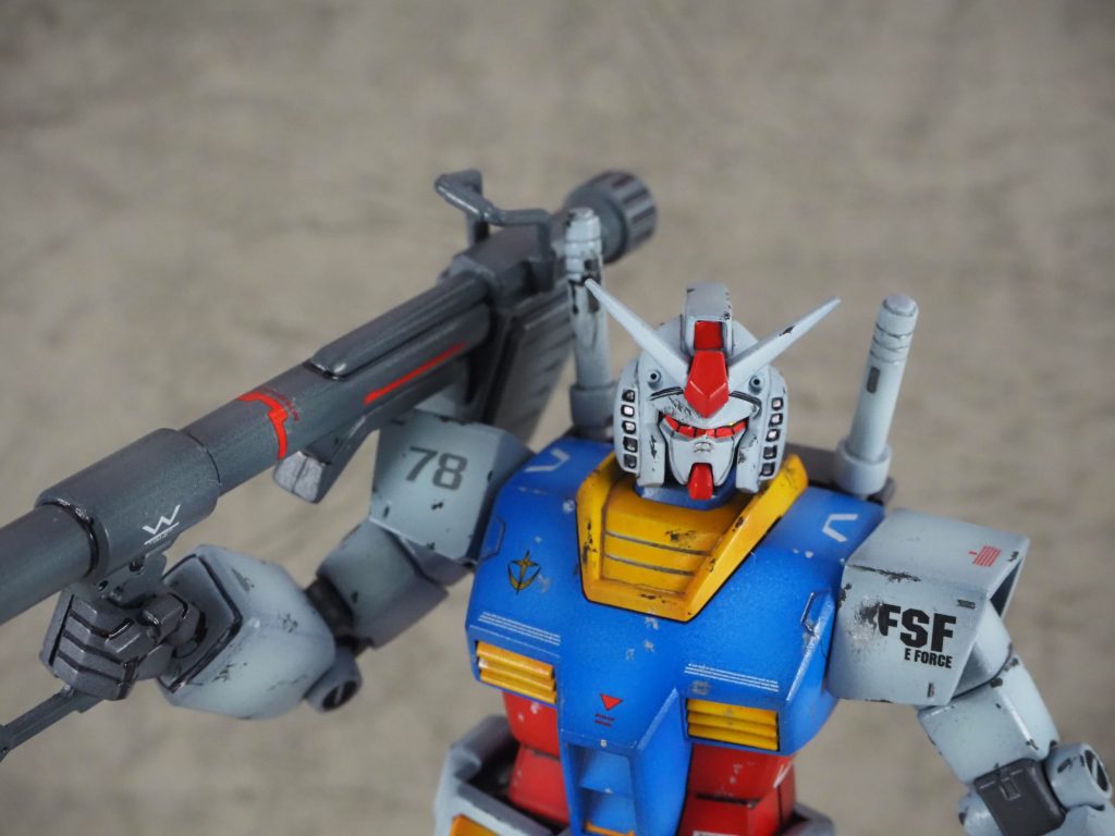 また、顎の赤い部分もアニメの通り結構大きいのもポイントでしょうか。個人的にはFGの顔が一番、HGUC21番がそれに次ぐ男前な顔だと思っています。