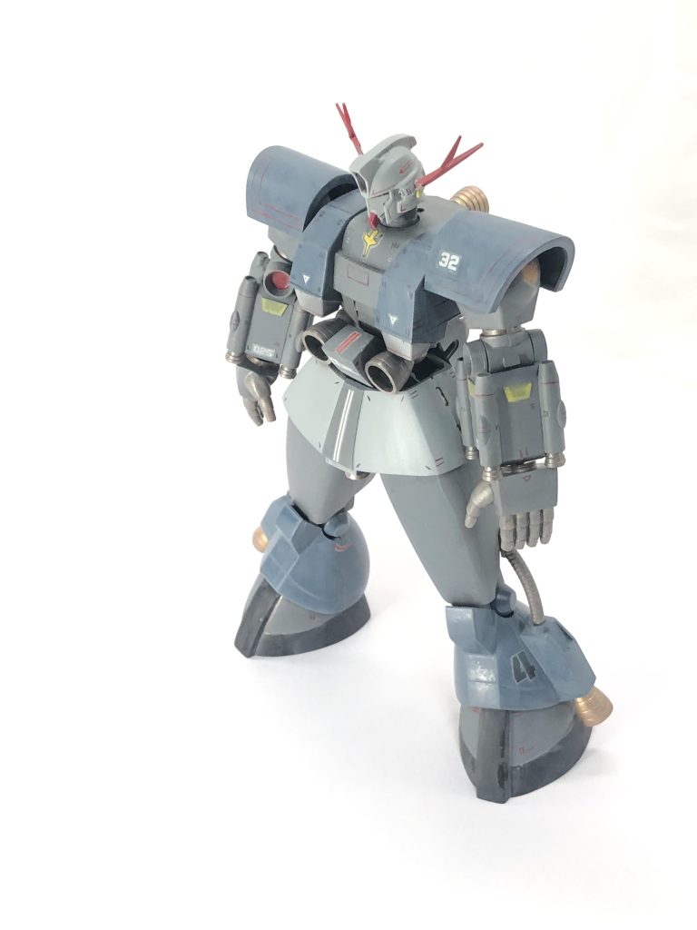 ジオングと違い地上での運用が可能となっているが、ジオングではスラスターだった部位が脚部となっている為、機動力は未完成時と比べて低下しているとされる