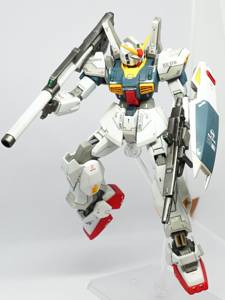 ハイパーバズーカを構えて。この角度と光のあたり具合だと、ライフルの合わせ目がうっすらどころではなく、くっきりはっきり見えます😢それにしてもガンダムデカールは、貼るだけで情報量が増えてとても素晴らしいアイテムだと思います。弱点は、目当てのものがなかなか売っていないことですね。最後まで見ていただき、ありがとうございました。