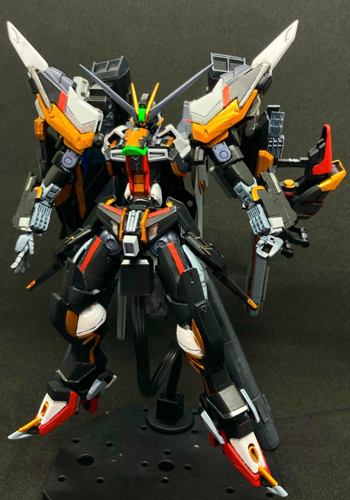 色んな自分の好きな形を詰め込んでます・FSSのような顔面小さい他でかいスタイル・下半身ドラグナー01・肩と胴体増し増し・無駄にでかいガトリングガンと対艦刀・必要ないけど見た目かっこいい理由でつけるプロペラントタンク