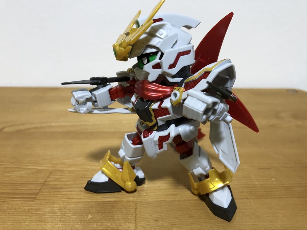 クナイをトンファー状に。こういう所ユニコーンガンダムモチーフらしさが出てますね。