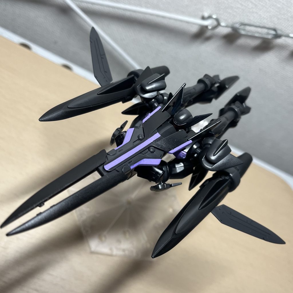 なのでピンバイスで穴を開け、羽の取り付け位置を変更出来るようにして、羽が後ろ向くようにしました。個人的には大満足！