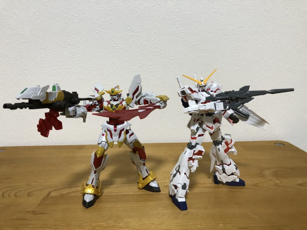 ユニコーンガンダムと一緒に。アンテナ形状は全く違うのですが、並べてみると色々な所が似ていることがわかります。実はこの撮影が終わってSD形態に戻した後、武装装甲八鳥を落として破損（翼が根元から折れた）させてしまい、もうこのリアル形態にはなれなくなってしまいました。（接着はしたので八鳥として飾る分には問題無いのですが……）撮影が終わった後だったのは不幸中の幸い。スタンドに差したまま持ち運びはしてはいけないと学習しました。