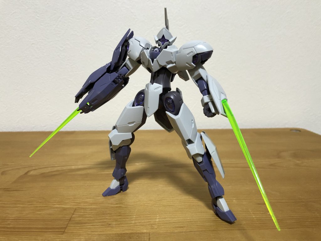 二刀流。ビームサーベルがよく似合います。