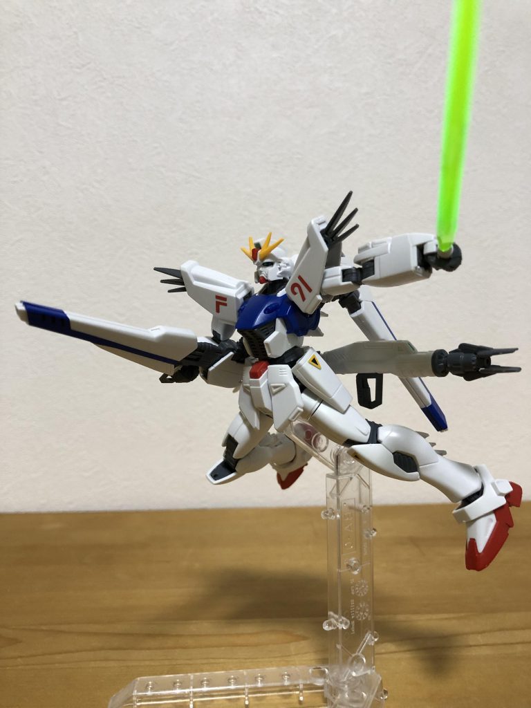 フェイスオープン。Gガンより前にスーパーモード的な強化形態を採用したガンダムがあったんですね。鼻が造形された人間のような顔は他のガンダムにはない個性的な見た目ですが、これはこれでなかなかのイケメンです。