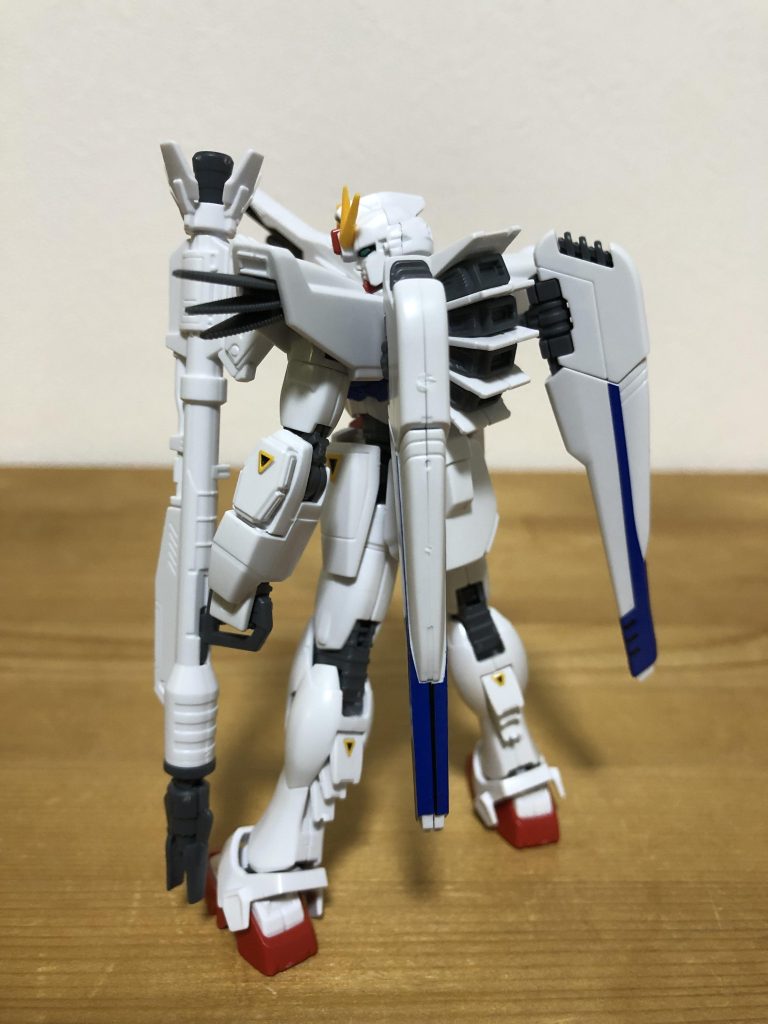 バックパックの形状も独特ですね。ヴェスバーは前に展開した姿も良いですが、後ろに配置して翼のようになってるのが好きです。