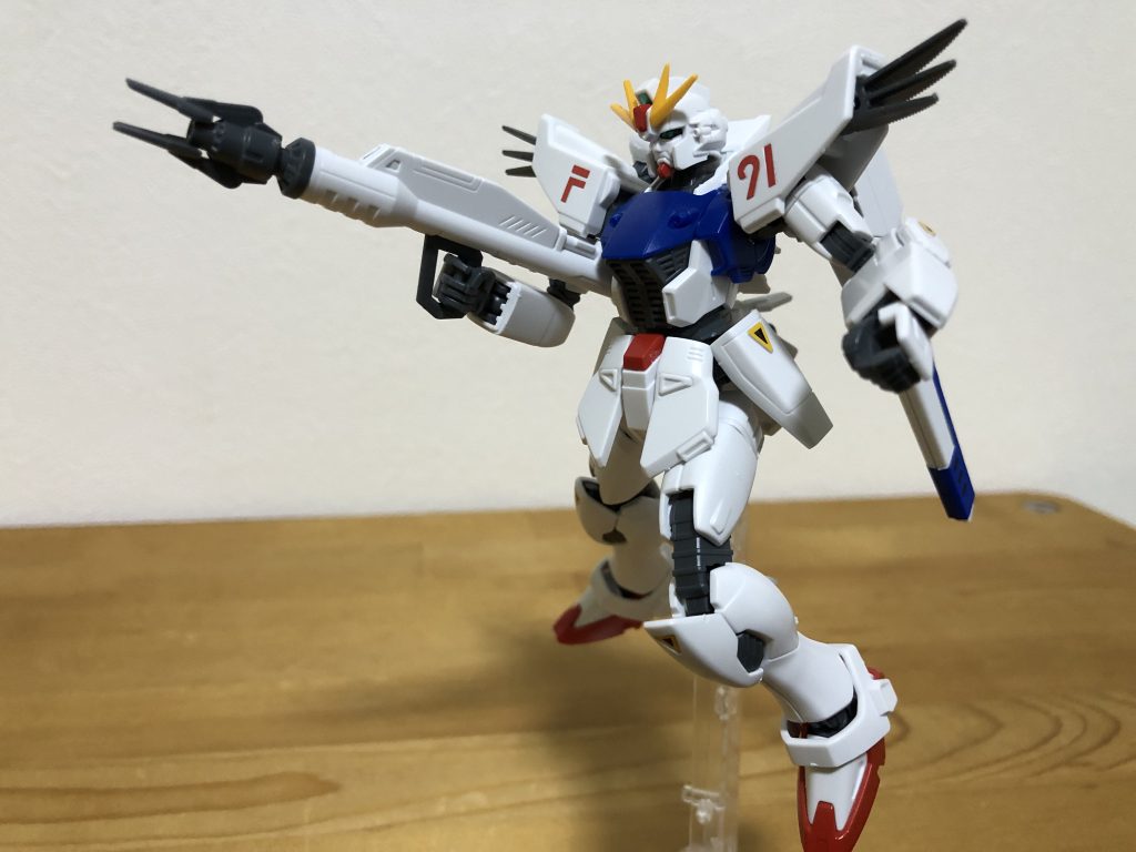 ビームランチャーを脇に構えて。