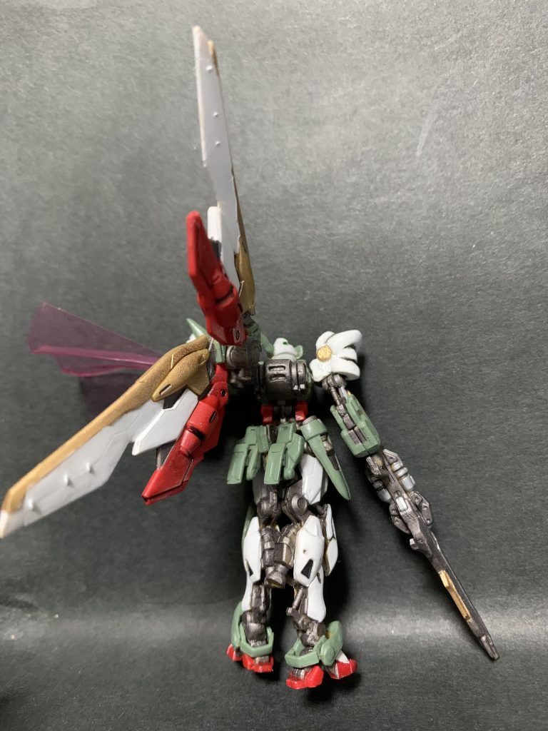 バックショットです。バックパックは設定画に近づける為にエポパテでスクラッチしてます。ウイングは開いているように見えるように片方は角度つけてます。