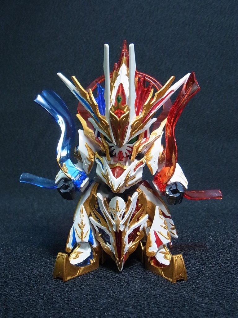 左右で猪八戒の赤、沙悟浄の青で刺し色が分かれています。赤と青はクリアパーツなので、塗装個所は少なく、白とゴールドがメインの塗装となりました。