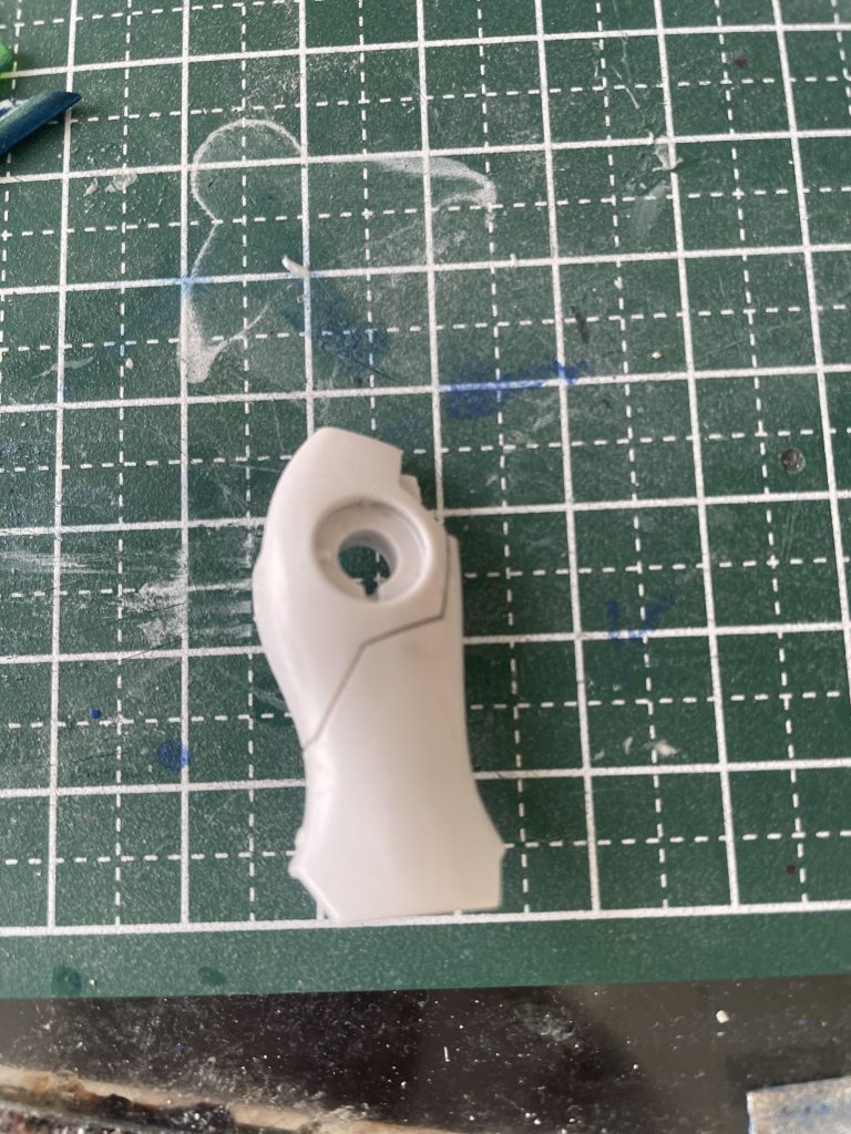 ので、同じくV 2の脚部横を溝に沿ってカットして貼り付けました。ここまでやるなら最初からV 2の下腿部使っていれば良かったとちょっと後悔。