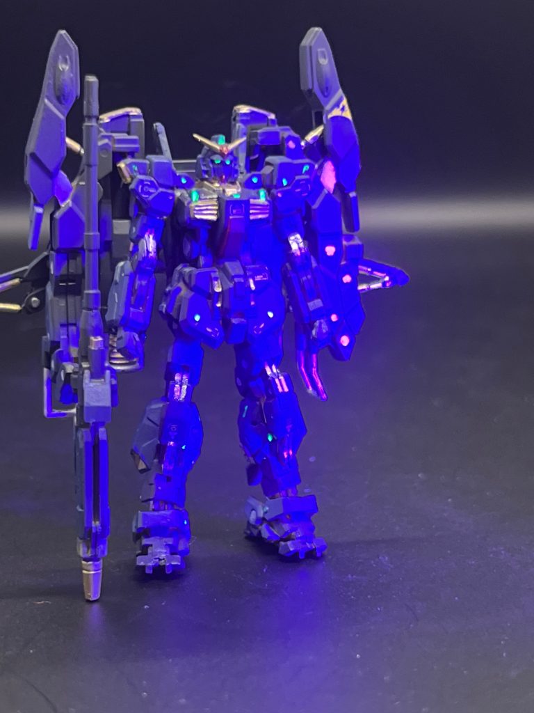 UVライトで照らすと光ります。