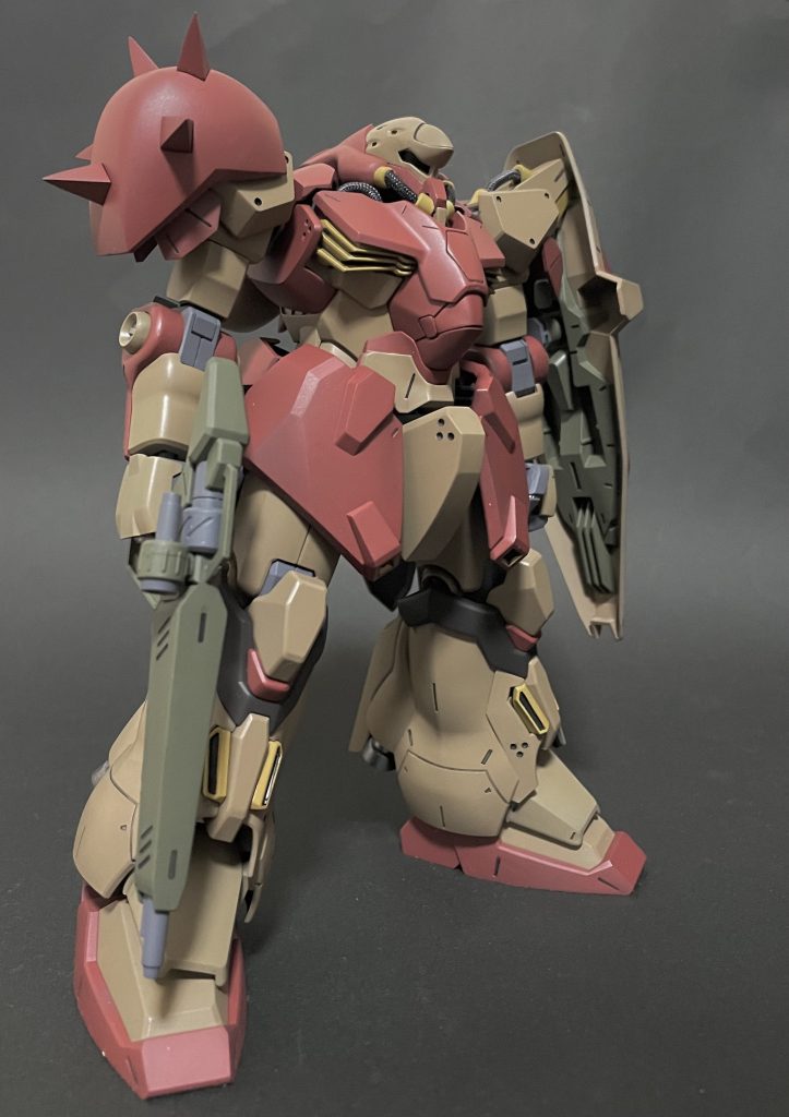 改造箇所としては、顔・胸・肩のパイプをメッシュパイプに置き換え、ビルダーズパーツのハンドに置き換え程度です。合わせ目は全て接着して消しました。