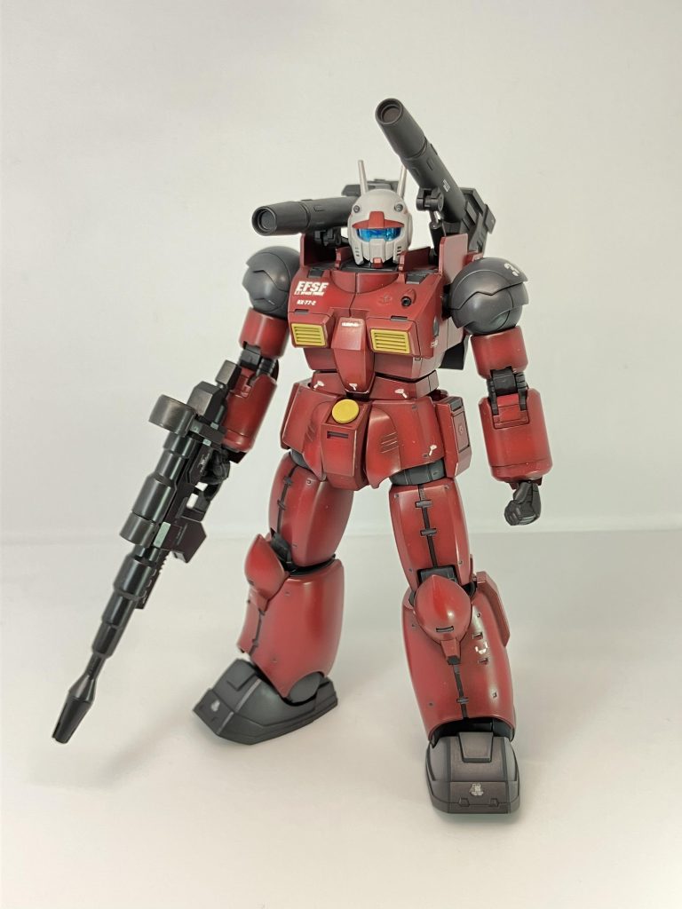 塗料は水性ホビーカラーとタミヤエナメルを使っています。赤色は下地にココアブラウンで上塗りに小豆色です。薄いグレーは下地が黒にタミヤのジャーマングレイです。濃いグレーは下地が黒にタミヤのラバーブラックです。武器類は下地が黒の上にMGパールを少し加えた自作クリアーブラックで上塗りです。白と黄色はなんとなくです。