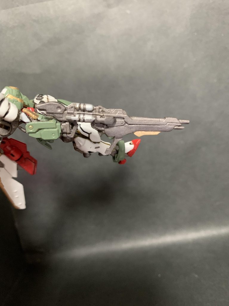 バスターライフルカスタムに見えるようにパテで追加のビームガン部分を作成、ヒレとグリップは切り離したこのキット由来の何処かのパーツを再利用してます。