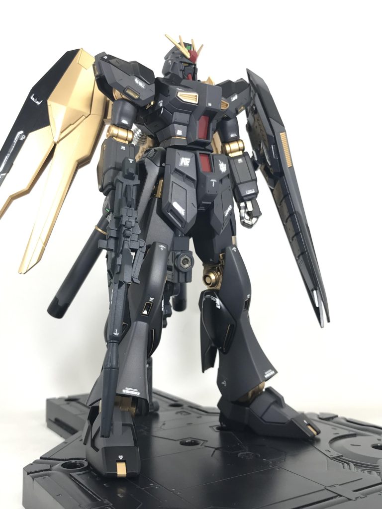 武装はユニコーンのビームマグナムを装備してみました。(サイコフレーム搭載機体なので発砲時の耐衝撃性があると勝手に解釈した脳内設定です😝)