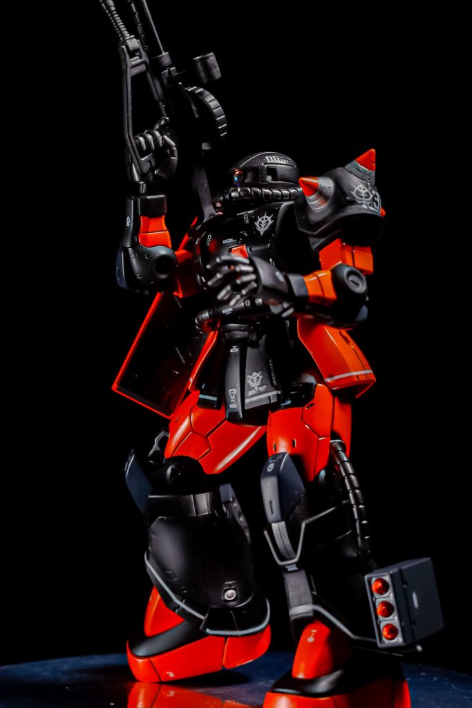 肩アーマーのスパイク部分は水性塗料のシルバーで筆塗りしたのですがまあ、甘々な塗装ですね…😅