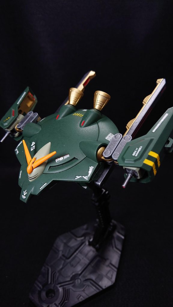 フォビドゥンを象徴する武装としてバックパックの飛行ユニットの採用は一番に決めていました飛行ユニットが稼働する機構は残しておきながら、ただ背負うのではなく一工夫、個性を出していきたいと考えた結果、背面ではなくアームを伸ばし左半身側に寄せることで見た目の印象を少し変えてみることにしました飛行ユニットにはゲシュマイディッヒパンツァーではなく、レイダーの肩パーツを装備しています機動力の向上と“76ミリ機関砲M2M3”で火力アップを図れればと考えています