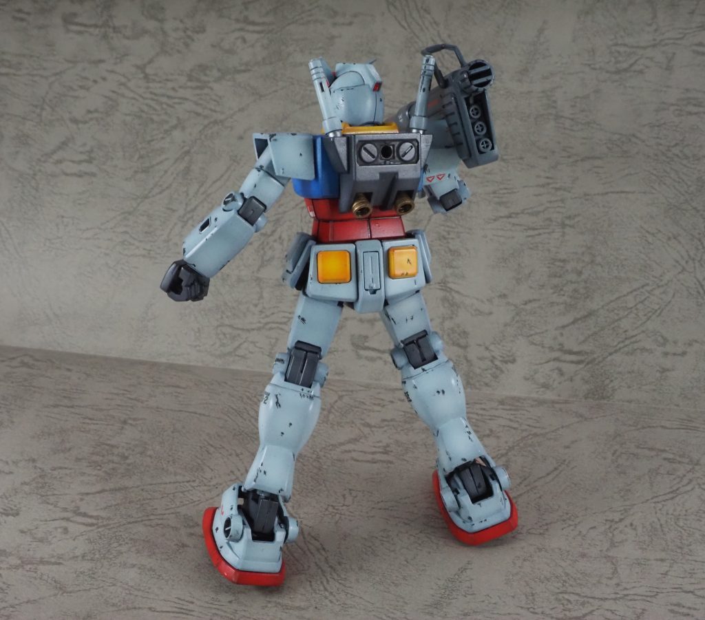 後ろ姿はすっきりとしています。ラピーテープを使うのが常識になっている後頭部のメインカメラもシールが付属しています。その代わり腰のV字は要塗装、しかも塗り忘れている。後で塗っておきます。