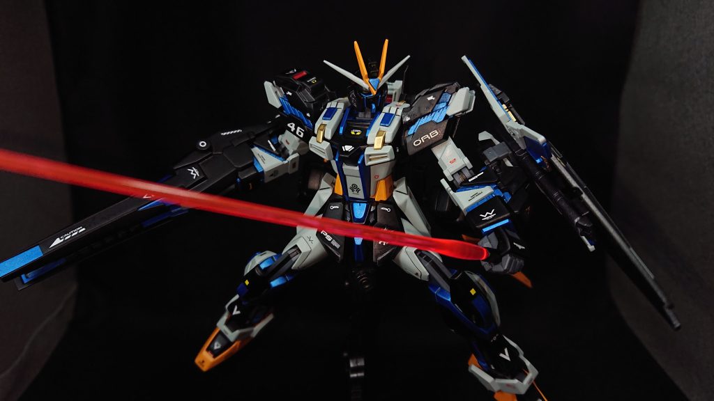 今回のストライクは、以前制作したレーヴェストライク(type-VN)の別タイプとして制作しました前回は機体カラーのブラックが強くなり過ぎた気がしていたので、その反省からブラックに負けないように、そしてライトメタリックブルーのサイコフレームと合うようにライトブルーを入れてバランスを取ってみましたストライクヘッドのストックが底をついてしまったので、今回はストライクフリーダムの頭部に変更しています