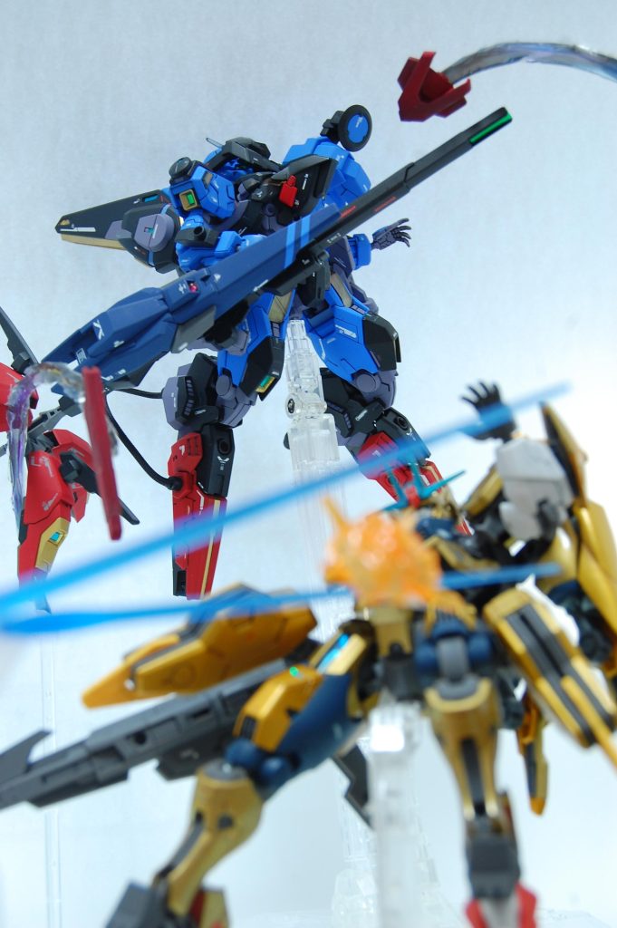 が、早々にやられるキャプテン。エフェクトはビームサーベル刃や30MMの爆発エフェクトを前ボケさせて撮影したものです。黒いビットエフェクトは前回のエアリアルの時にUVレジンで作成したもの。