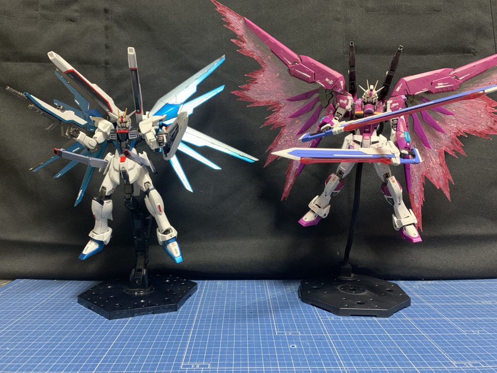 以前つくったRGデスティニーインパルスとデカい背負い物機体同士、並べると色味も相まってカッコいいただ飾る場所、、、