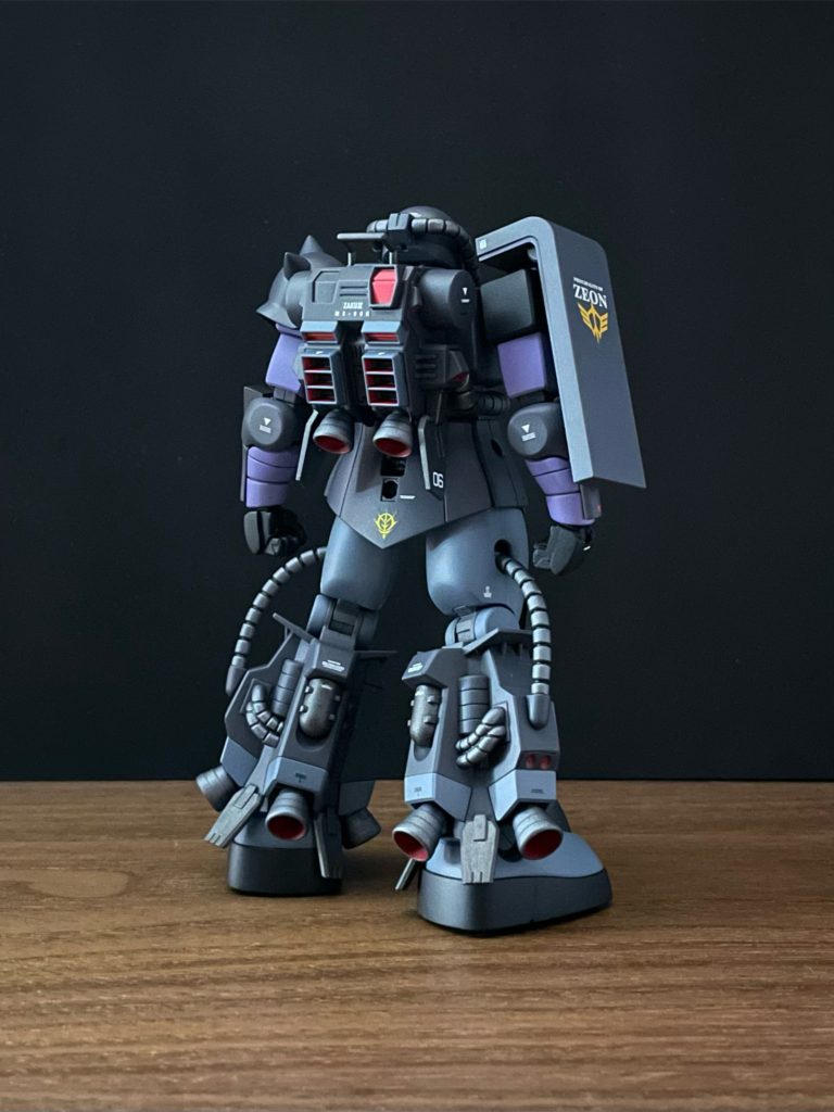 カラーリングはMSV説明書の作例を参考にして、太ももなどはブルーグレーで塗装しました。バックパックや脚部の塗り分けはラッカー・水性・シタデルなどを使い分けて塗装しました。