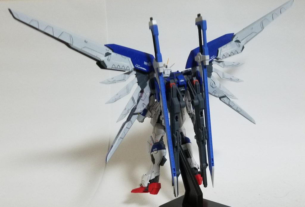 翼を広げてよく見ると塗装できてない所が見えますが、光の翼パーツや折りたたんでしまえば見えないので良しとします