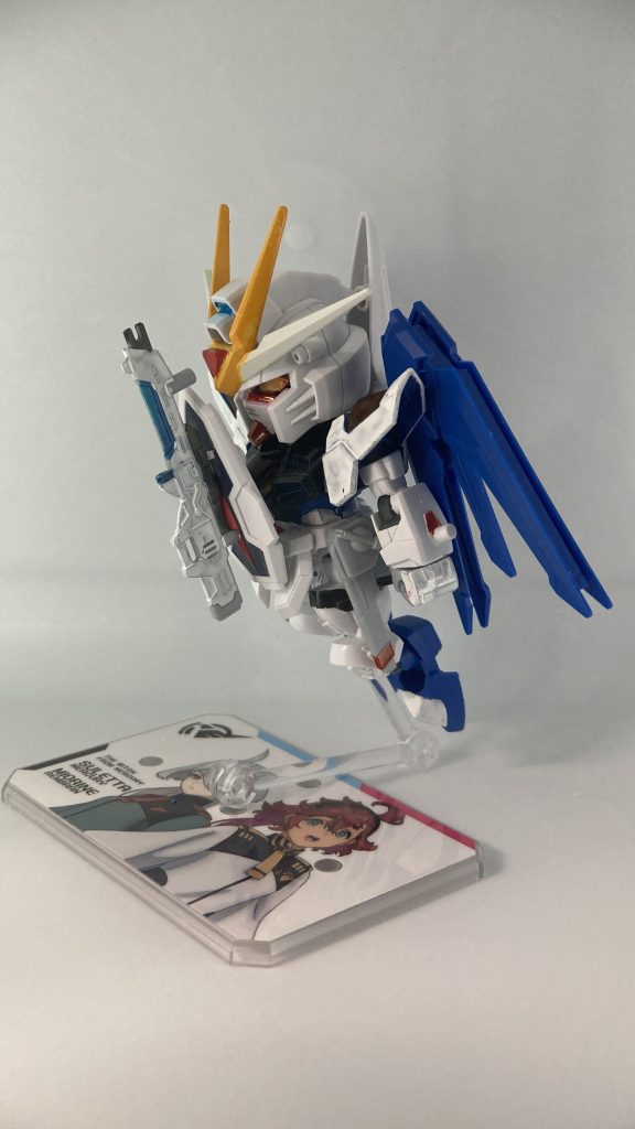 シールドとライフルはそのままではつかないので、お腹に開けた3mm穴とシールドに開けた3mm穴無理矢理さしてます。あとライフルの干渉する部分はカットしてます。