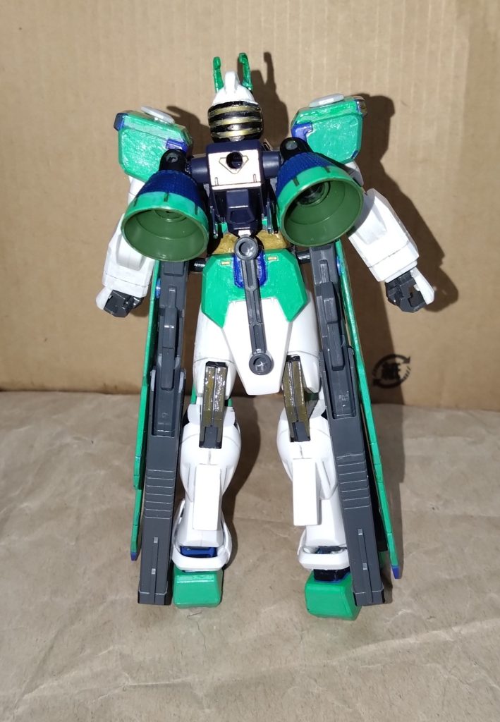 ファイナルラストニッパーガンダム型式番号:BK-00FLN友達が中学時代に考えたオリジナルのガンダムストーリー『機動合成戦士Nガンダム』の後半から登場する主役機のラストニッパーを1号機のニッパーガンダムみたいに進化していたら……という設定で強化したモノ。背中のバックパックにはバーニアを2基搭載しましたが、これは以前の『ラストニッパー』の設定にあったシルエットの一つ『スピード』からヒントを得たモノで、本来ウイングを付けるところをバーニアにしました。脅威的なスピードで戦場を駆け抜け、フリーダムの5倍の機動力…という設定。また、劇場版に登場する『ライジングフリーダム』みたいにMA形態に変形するようにしました。『ファイナルラスト』は『最後の最後』という意味と、名付けた友達は説明していました。本来のラストニッパーとは異なる姿になり、自分なりの改造を加えたことで大満足です。 バーニアはHGジオングのモノを使用し、脚は一度バラして膝上を旧HGインパルスのものに交換しました。この機体の動力源はNジャマーキャンセラー搭載核エンジンです。『ラストニッパー』ではGNドライヴでしたが、この機体ではSEEDのフリーダムと同じエンジン…なのですが、支援機との合体で動力源が2つになるという設定…と、友達が提案しました。