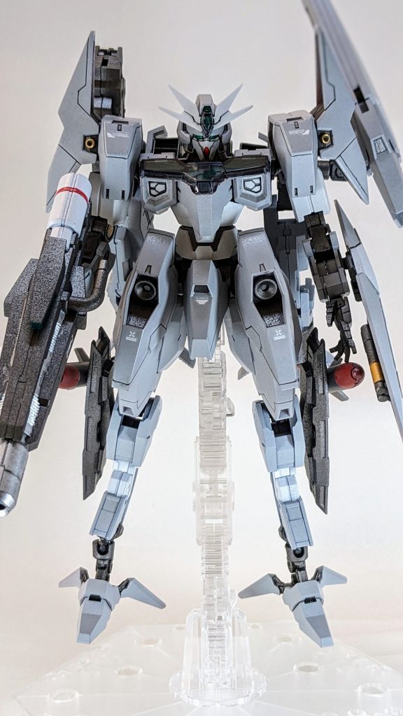 特徴的だった、長い腕、短い足が人によって好みが分かれるのかれている要因ではないかと勝手に解釈し、腕と足をアルト(空中戦仕様)の物を使用しました。接続自体は『水星の魔女キット』と『30mmシリーズ』のジョイントを使用することが出来ますので、ほぼ無改造で接続しています。足首の部分は残念ながらそのままでは接続できませんので、思い切って、接続部分を切り飛ばし、『ホビーベース プレミアムパーツコレクション関節技 PPC-Tn71』という物を初めて使用させていただきました。なお、接続は強度の問題から1mm真鍮線を使用した後、接着剤にて接続しております。