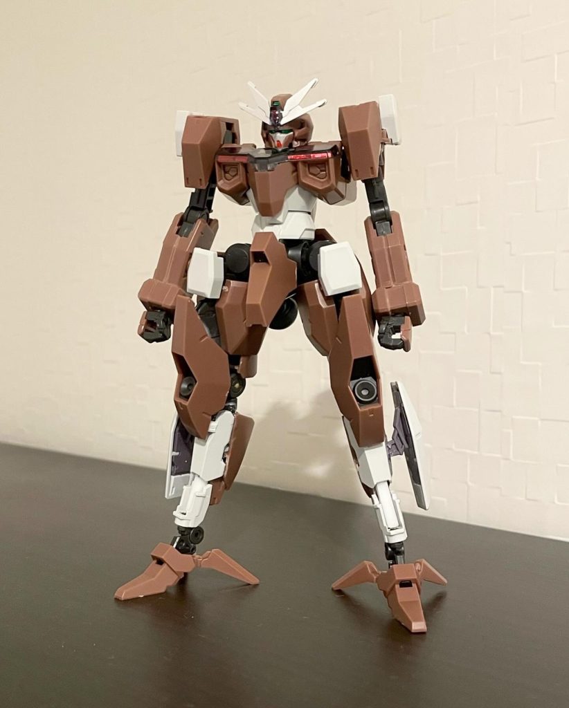 腕部はホビーソーで手首のみカットして短縮脚部は既存パーツとガンダムフレーム、プラ棒プラ板で膝関節を新造。脚自体の延長も、