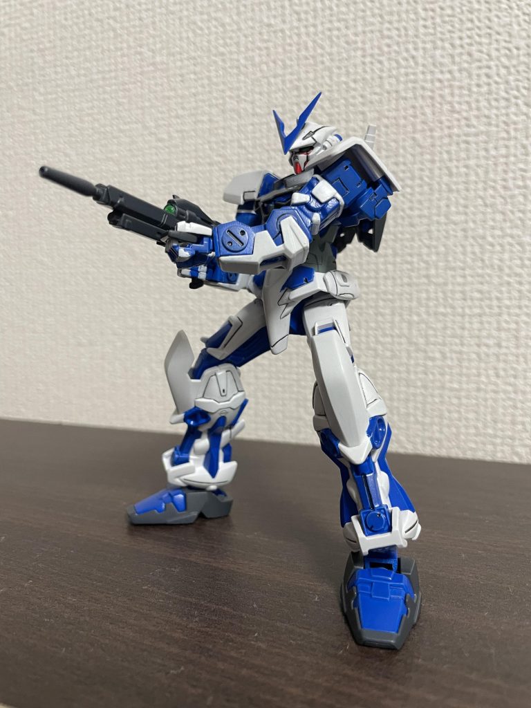 なんかブルーフレームセカンドからは大剣のイメージですがこちらだと火器で戦うスタンダードなイメージがあります。腕は今回1番改修をしたと思います。手首回りは細く削った後に丸いパーツを薄くヤスリかけしてから接着して手首のジョイントが見えにくくなるようにプラ板で厚さを増してます。あと肩周りには筋彫りを追加してディティールアップをしました。