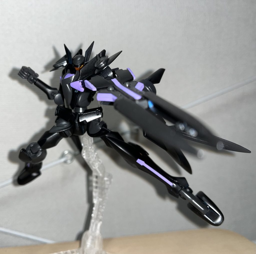 SEEDポーズ。股関節周りが独特の形状なので、凄い動かすの大変、、　干渉を避けるのが大変です。そして00放送期のポリキャップレスの関節なのですぐにヘタリそうwグラハムに惚れて当時買ったフラッグは一瞬でフニャフニャになったのも良い思い出w