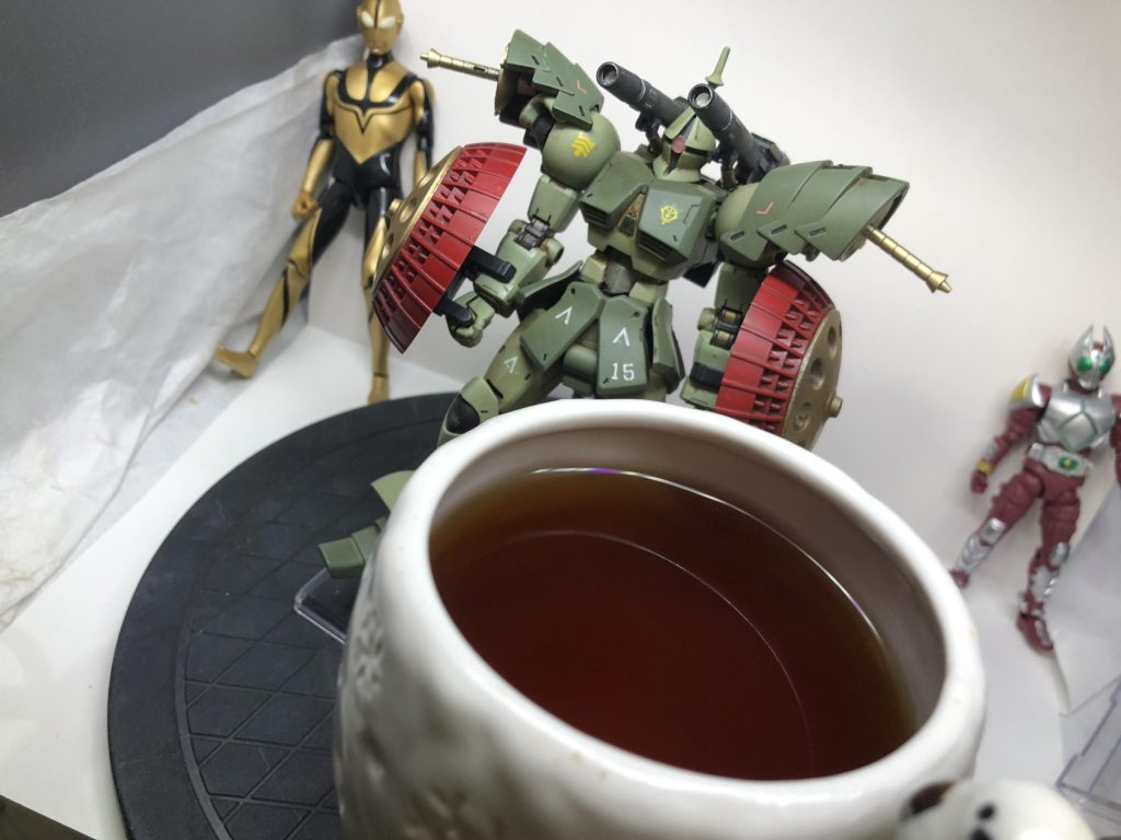 完成したガンプラ眺めながら飲むコーヒーうまー