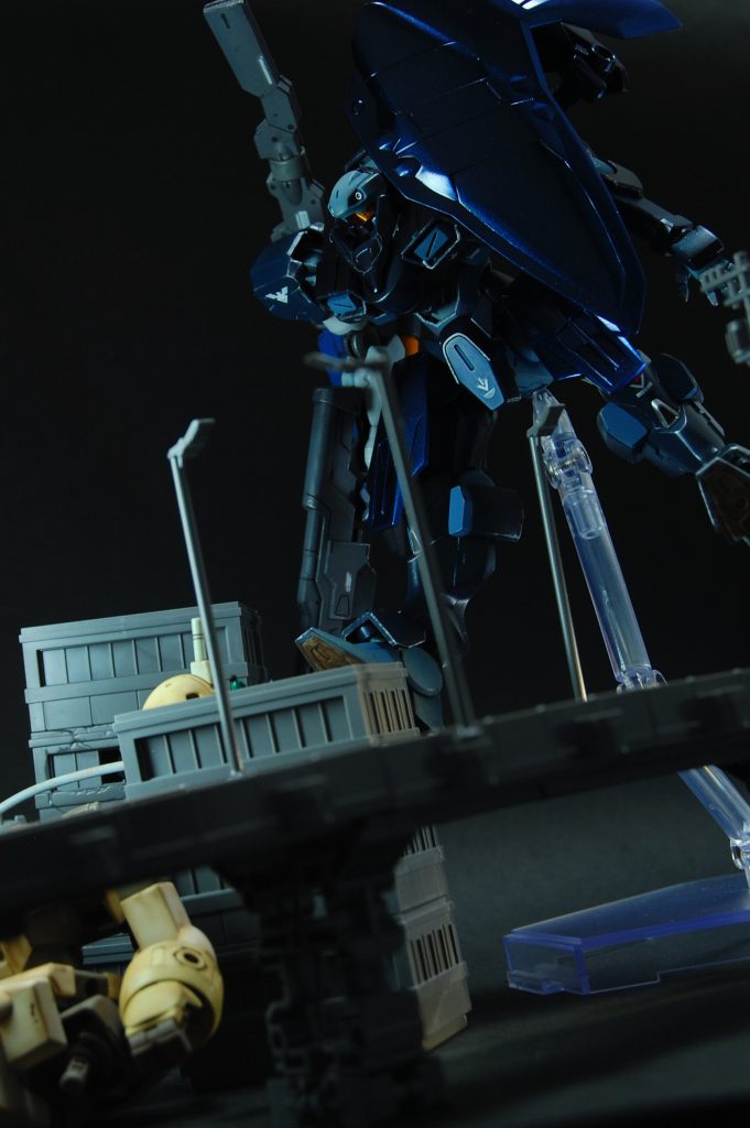 雨の中の廃墟で少年と出会う隊長機「こんなところで何をしている?」「…虹を待ってる」 ザウォートのカメラアイは表情が出るように、100均の釣り用ホロシールを少しひしゃげて中に貼りました。以下この機体が存在したらどういうことが起こるか、創造したシーンをポージングと構図を工夫して画に起こしていこうと思います。